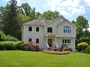 15 Heather Dr, Airmont, NY 10901
