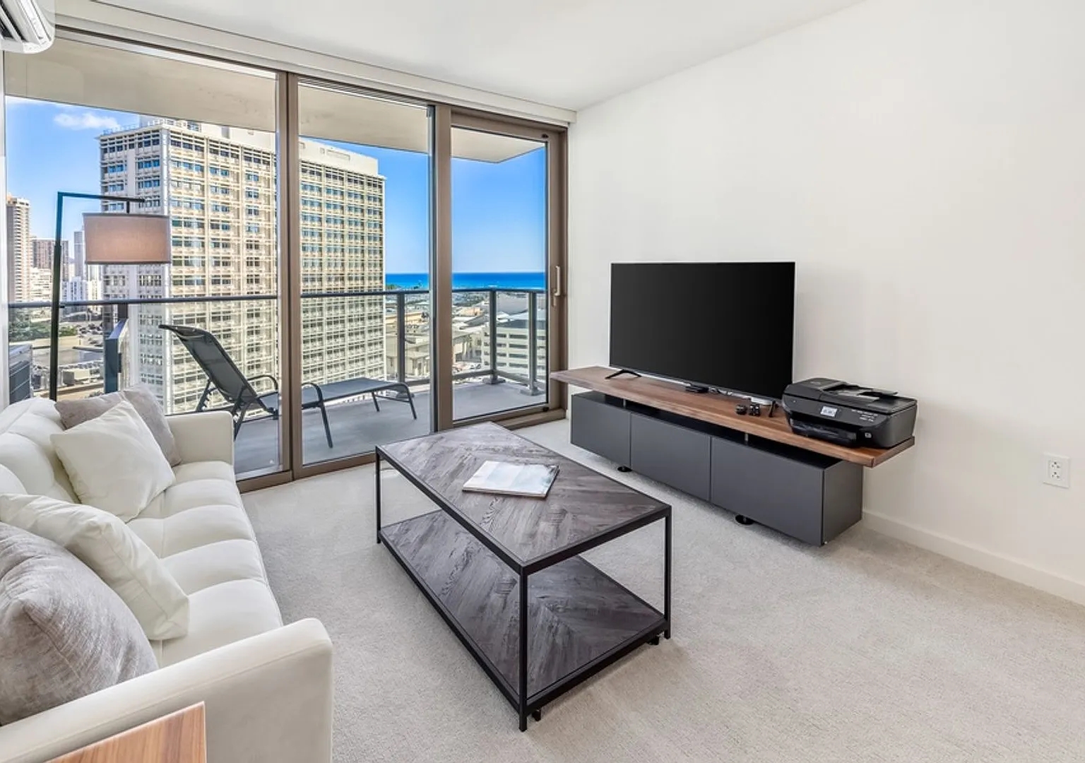Sky Ala Moana #1701: Spacious Condo w/ Ocean Views — Photo 2