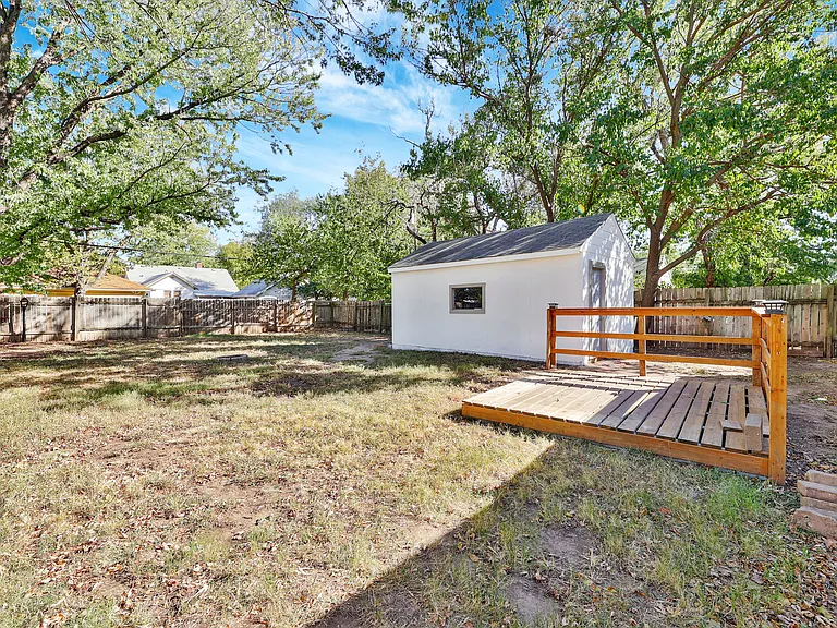 330 N Gordon Ave — Photo 16