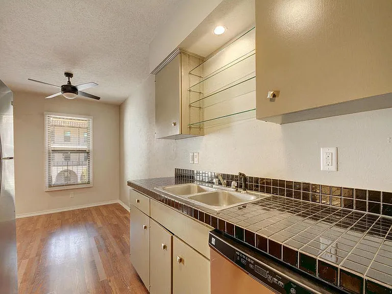 505 W 7th St #202 — Photo 11