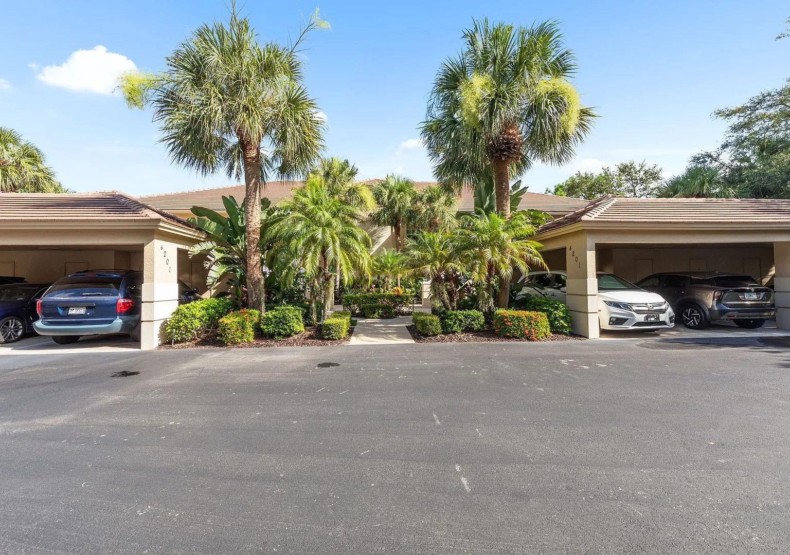 Fully Furnished 2BD/2BA Condo Off-Season Rental in Pelican Landing, Bonita Springs — Photo 2