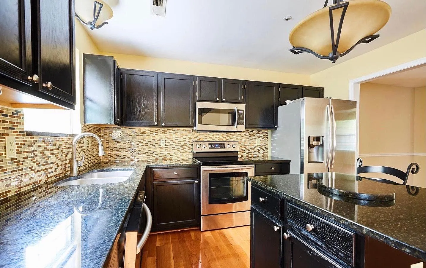 3 bed, 2.5 bath, 1875 sqft, $2,950 — Photo 3