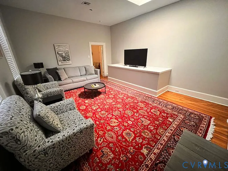 18 W Franklin St #4 — Photo 4