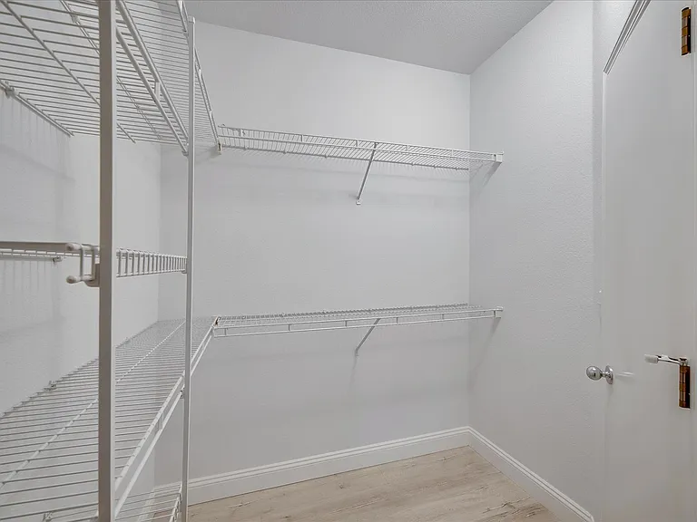 558 Manhattan Pl — Photo 23