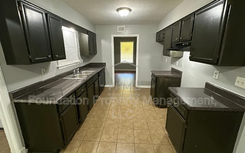 3 bed, 2.0 bath, 1657 sqft, $1,400 — Photo 3