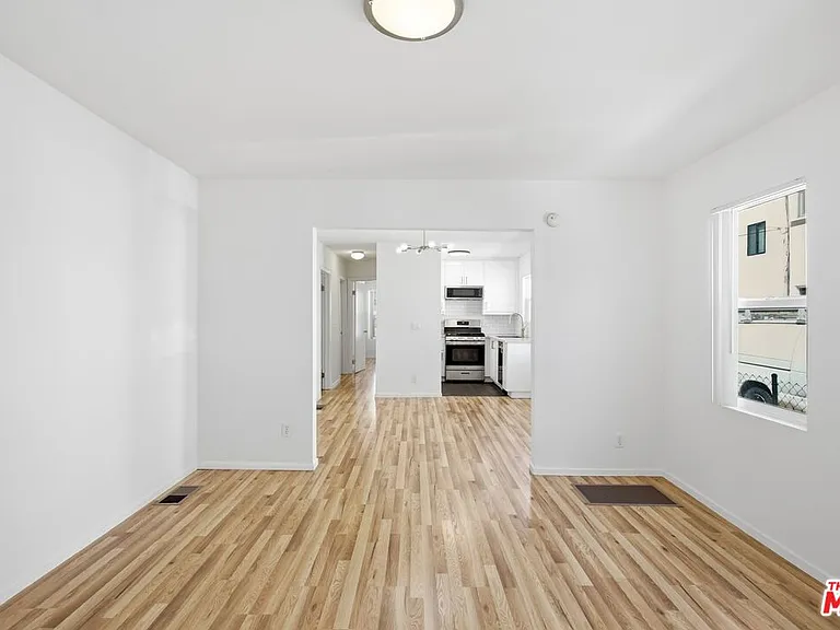 3611 W 4th St — Photo 2