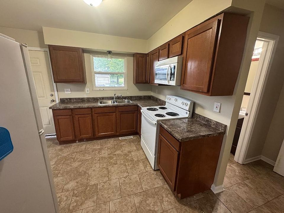 Nice eat in Kitchen. Above stove microwave oven. Pantry.
