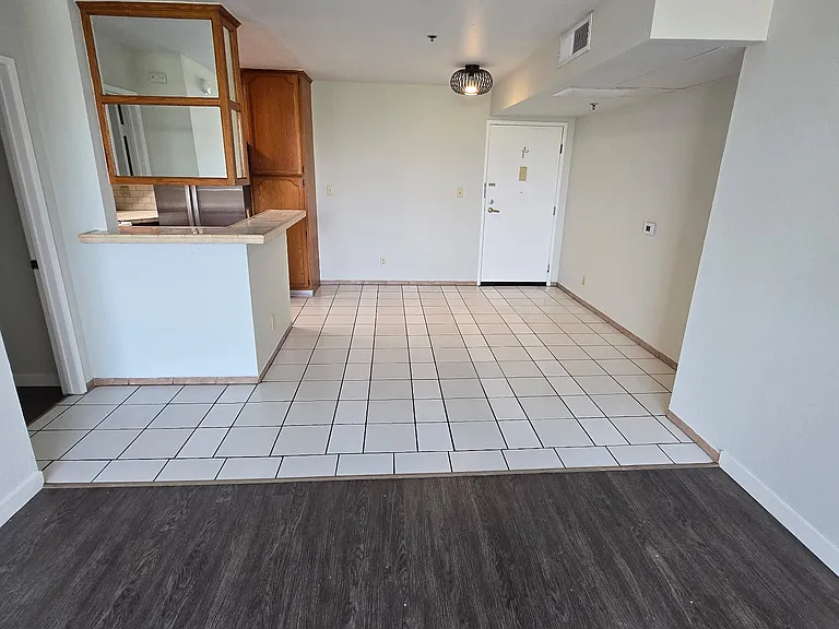 Venice Apartments — Photo 8
