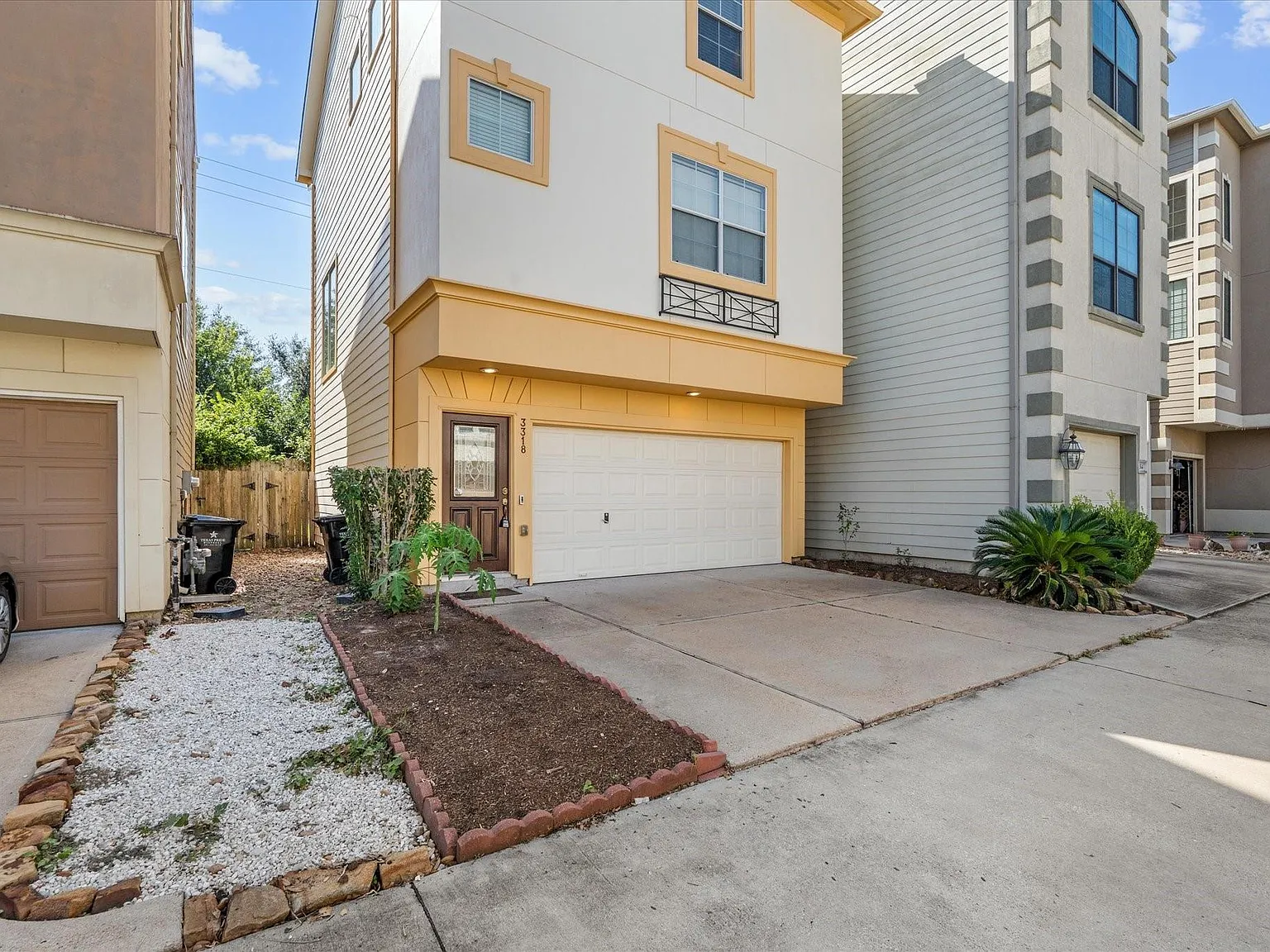 2 bed, 2.5 bath, 1842 sqft, $2,000 — Photo 3