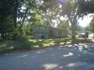 114 Crescent Dr, Palestine, TX 75801