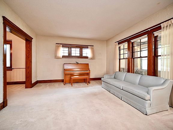 5th image of 558 W King St