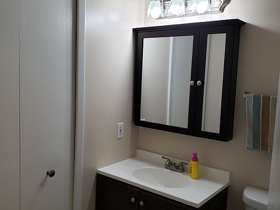 Upstairs full bath