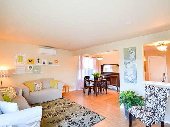 4th image of 2119 D St SE #B