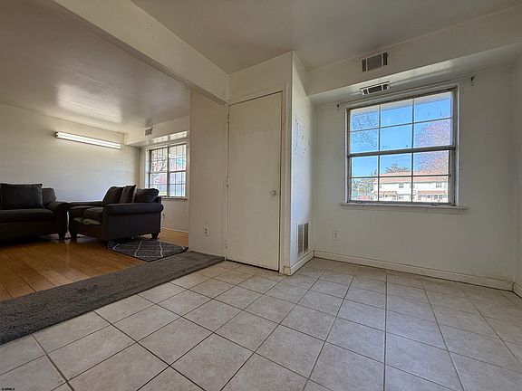 5th image of 720 S New Rd APT 2N
