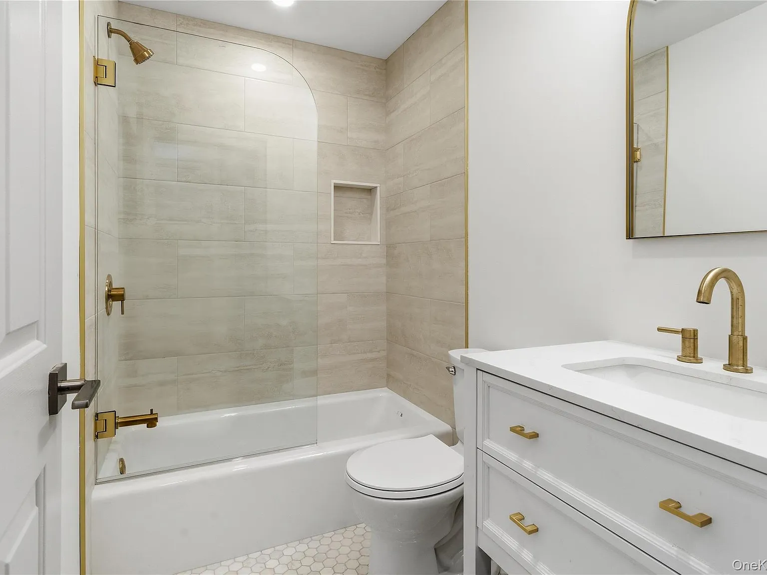 4 bed, 2.0 bath, 1800 sqft, $4,500 — Photo 3
