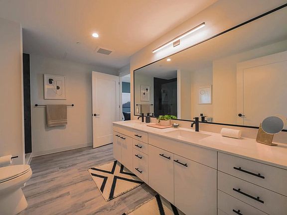 5th image of 411 Brazos St #2916