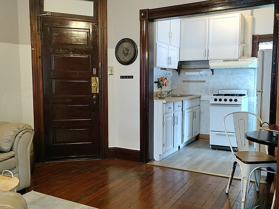 3rd image of 731 Kimbark St #3