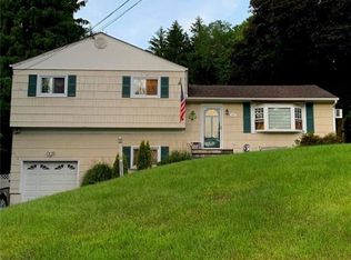 8 W Brook Dr, Cortlandt Manor, NY 10567