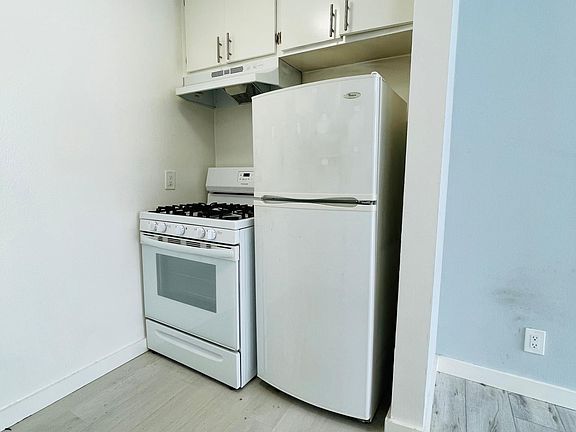 5th image of 7044 Hawthorn Ave #209