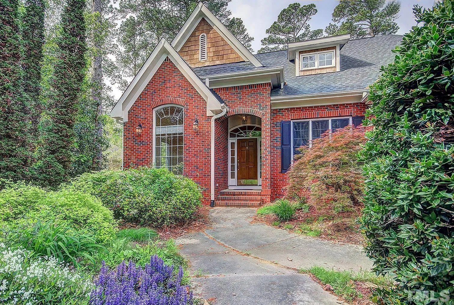 4 bed, 2.5 bath, 2350 sqft, $2,950 — Photo 2