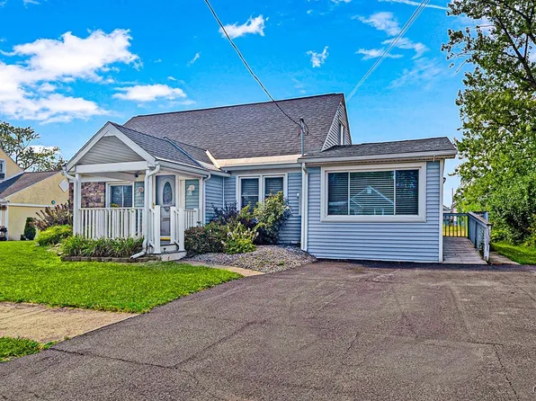 1220 Greenview Dr, Utica, NY 13501