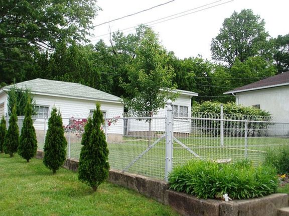 4th image of 901 E Grand Ave