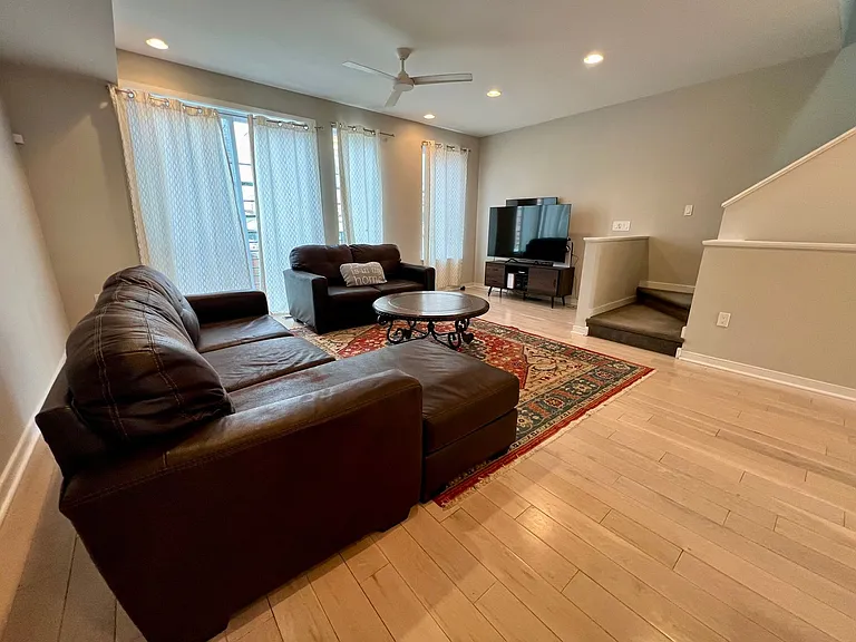 606 W Jefferson St — Photo 5