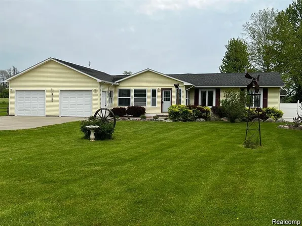 6153 S State Rd, Goodrich, MI 48438