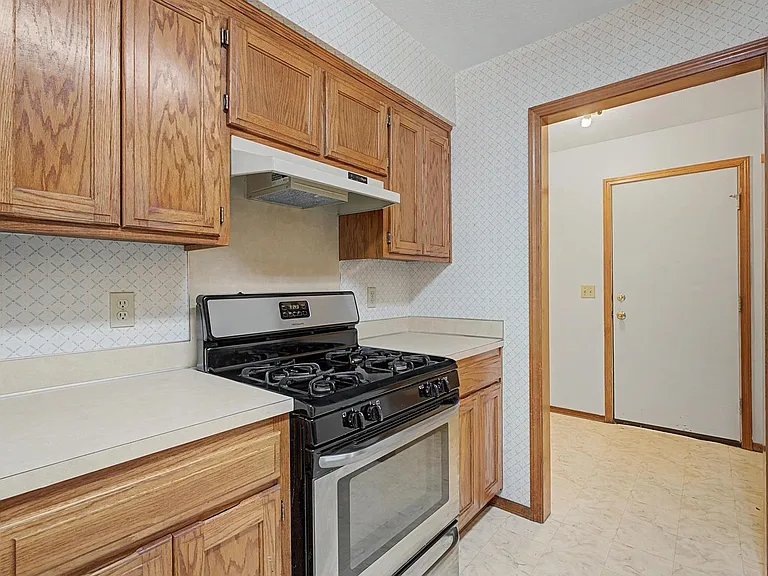 194 Hall Dr — Photo 5