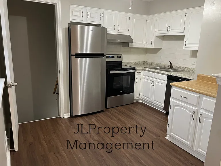 921 SW Kingscross Rd #1 — Photo 2