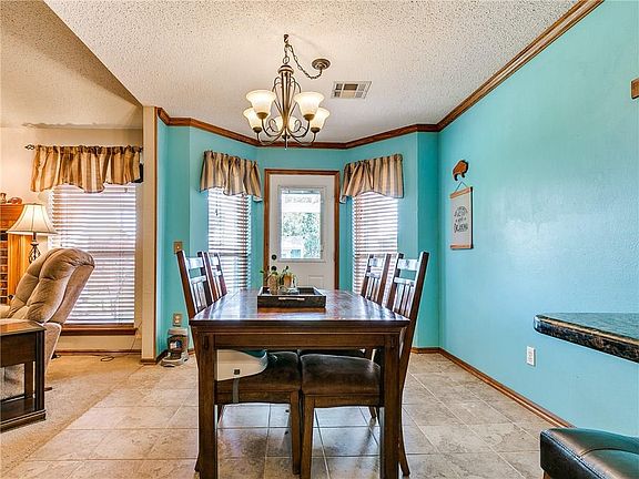 5th image of 2608 E Hills Dr