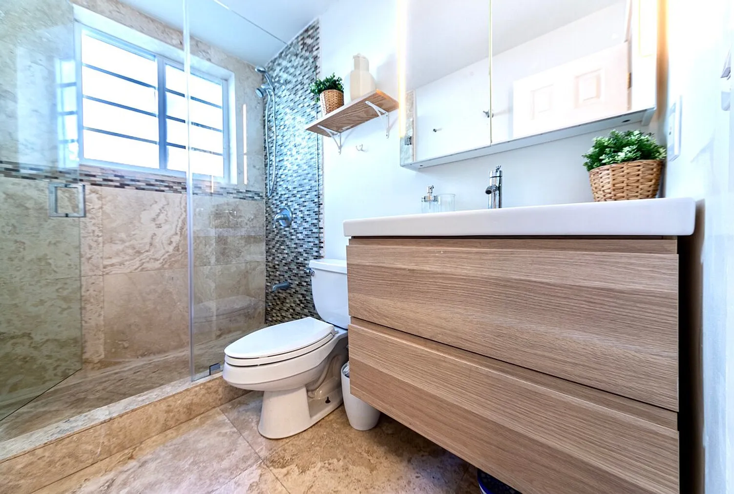 2 bed, 1.0 bath, 1001 sqft, $8,561 — Photo 4