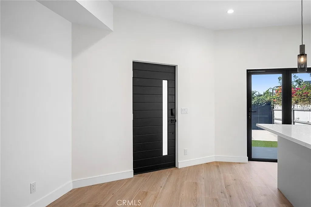2 bed, 1200 sqft, $4,200 — Photo 3