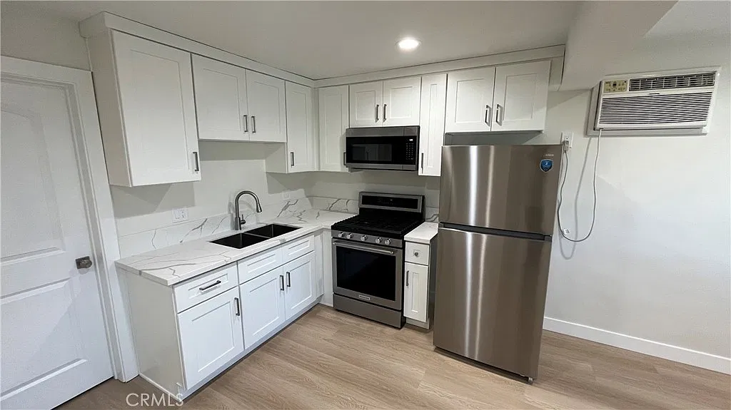 Studio, 400 sqft, $1,695 — Photo 3