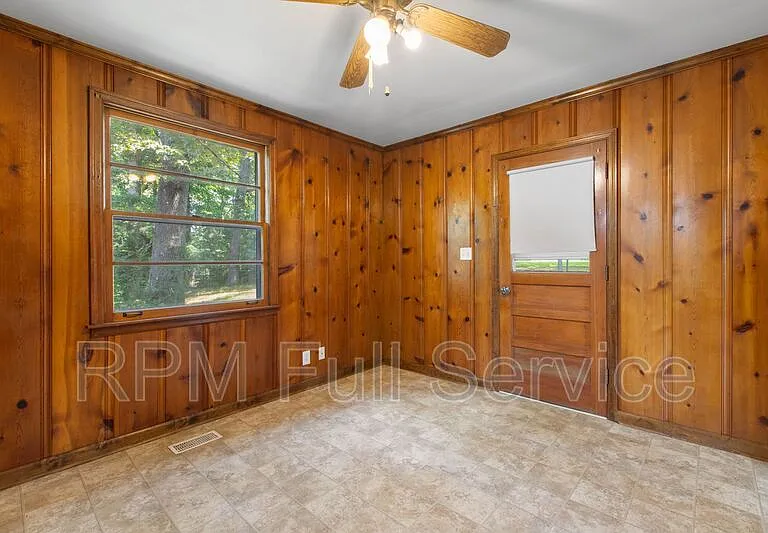 570 Carol Dr — Photo 8