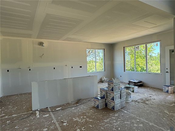 3rd image of 605 NW Rosemont Dr
