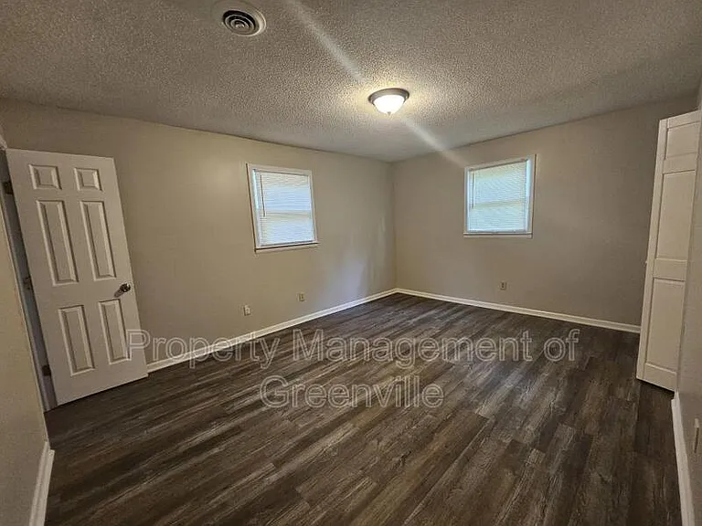 510 Woodside Ln — Photo 10