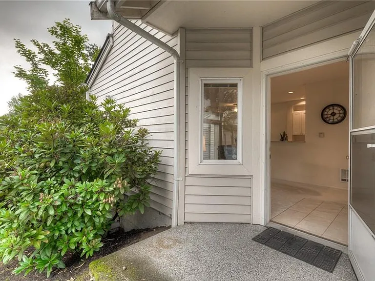 12431 NE 7th Pl — Photo 2