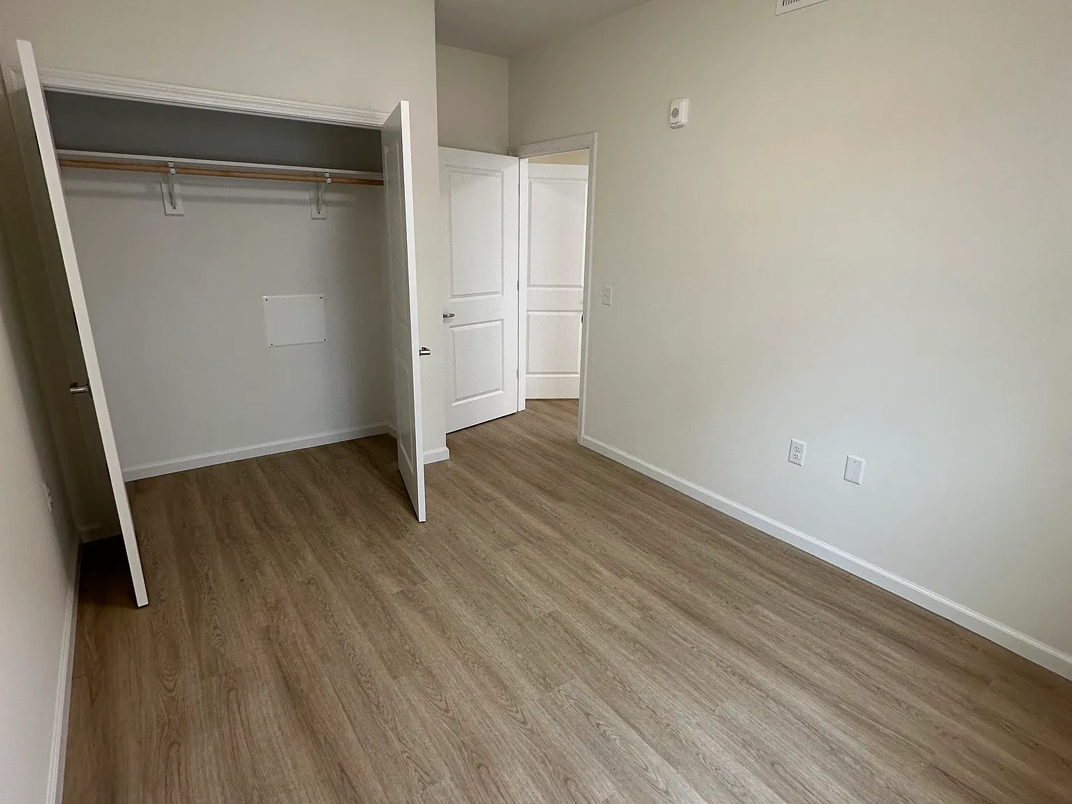 2 bed, 1050 sqft, $2,299 — Photo 3
