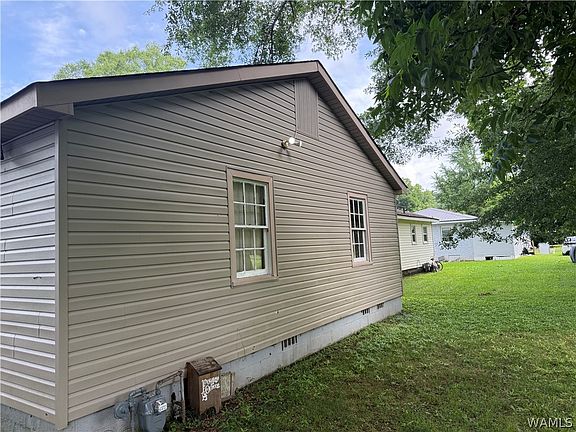 3rd image of 919 3rd Ave NE