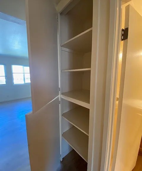 Ellis Park Apartments — Photo 10