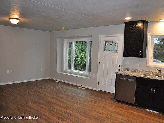 4th image of 208 2nd Ave W