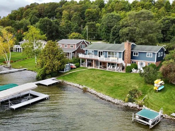 2171 S Lake Shore Dr, Lake Leelanau, MI 49653