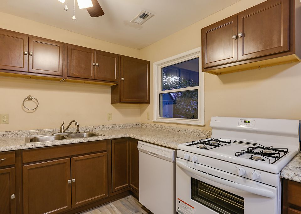 FANTASTIC REMODELED KITCHEN!
