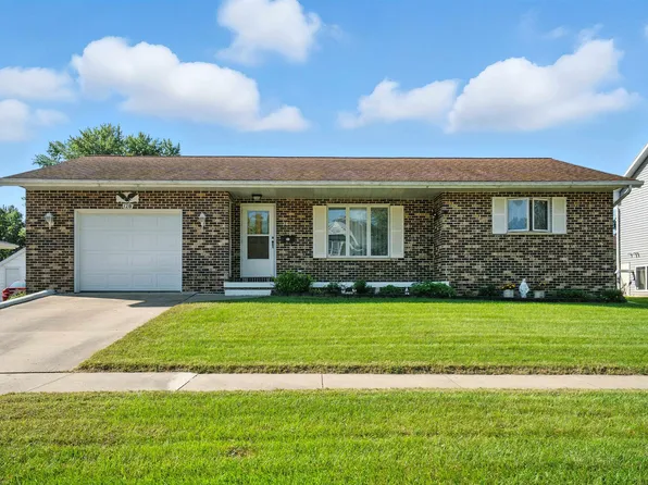 128 W Howard St, Manchester, IA 52057