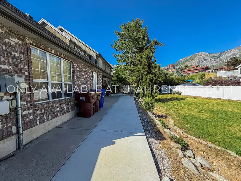 960 N Eastview Dr — Photo 4