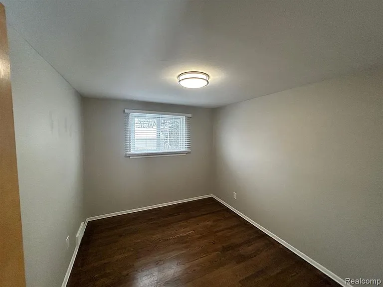 4472 Buchanan Ave — Photo 8