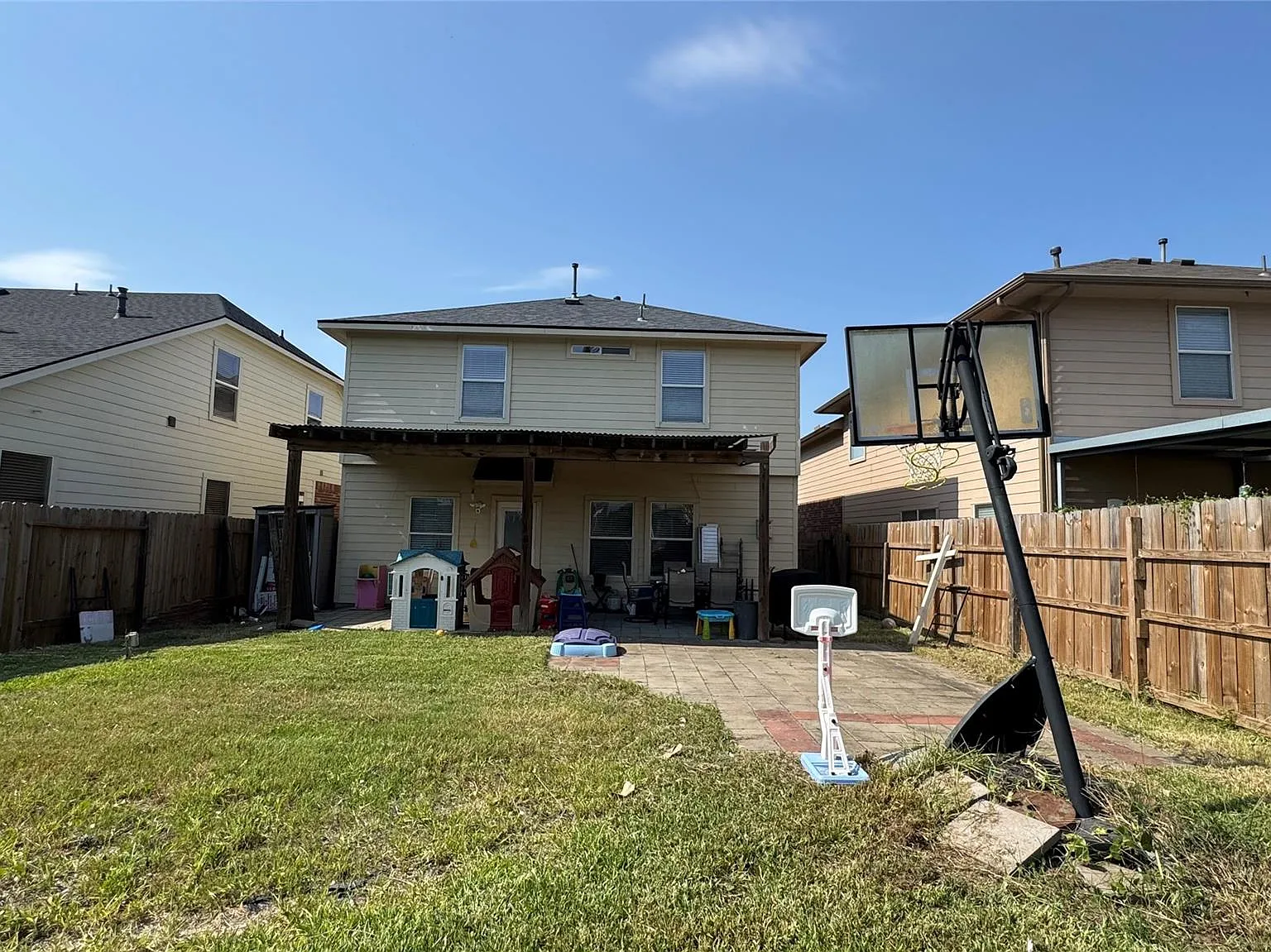 4 bed, 2.5 bath, 1925 sqft, $2,350 — Photo 2