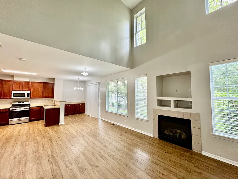 2252 Claremont Ln — Photo 6
