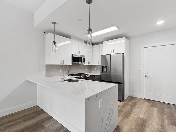 3rd image of 412 Whiton St APT 406